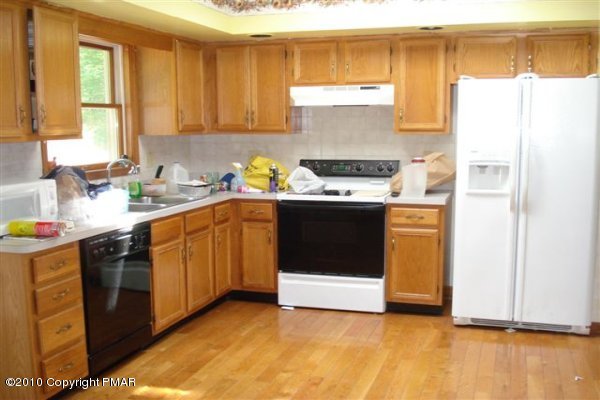 491 Gold Finch Road Bushkill, PA 18324 - Photo 2 of 10 Kitchen
