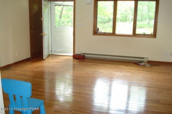 491 Gold Finch Road Bushkill, PA 18324 - Photo 4 of 10 Living room