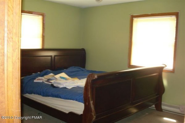 491 Gold Finch Road Bushkill, PA 18324 - Photo 6 of 10 Master bedroom