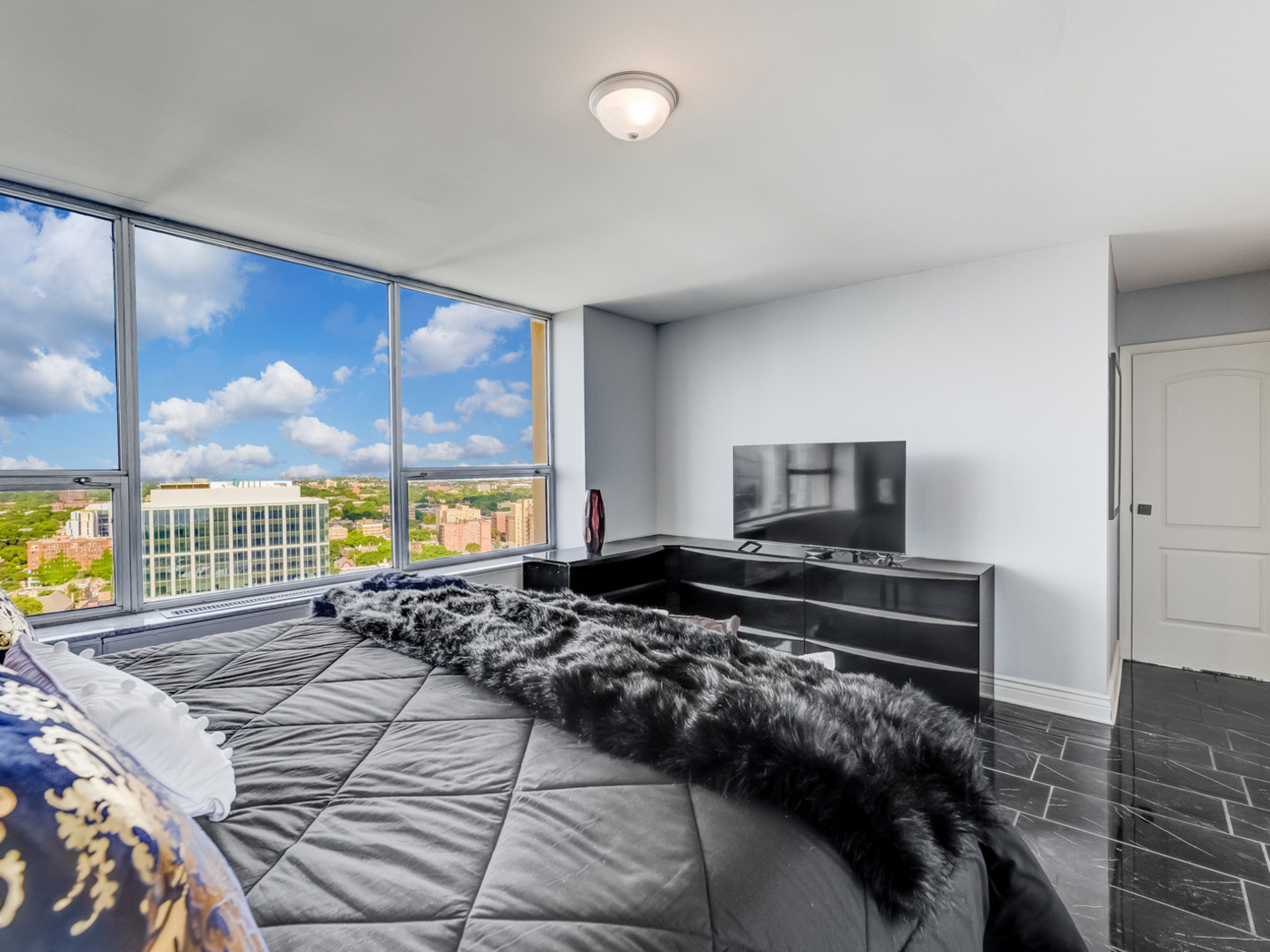 5201 South Cornell Avenue, Unit 27D Chicago, IL 60615 - Photo 11 of 35 a bedroom with a bed and wooden floor