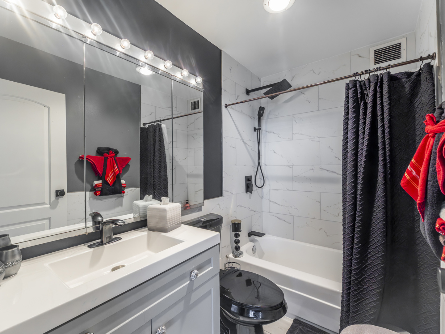 5201 South Cornell Avenue, Unit 27D Chicago, IL 60615 - Photo 12 of 35 a bathroom with a sink and a mirror