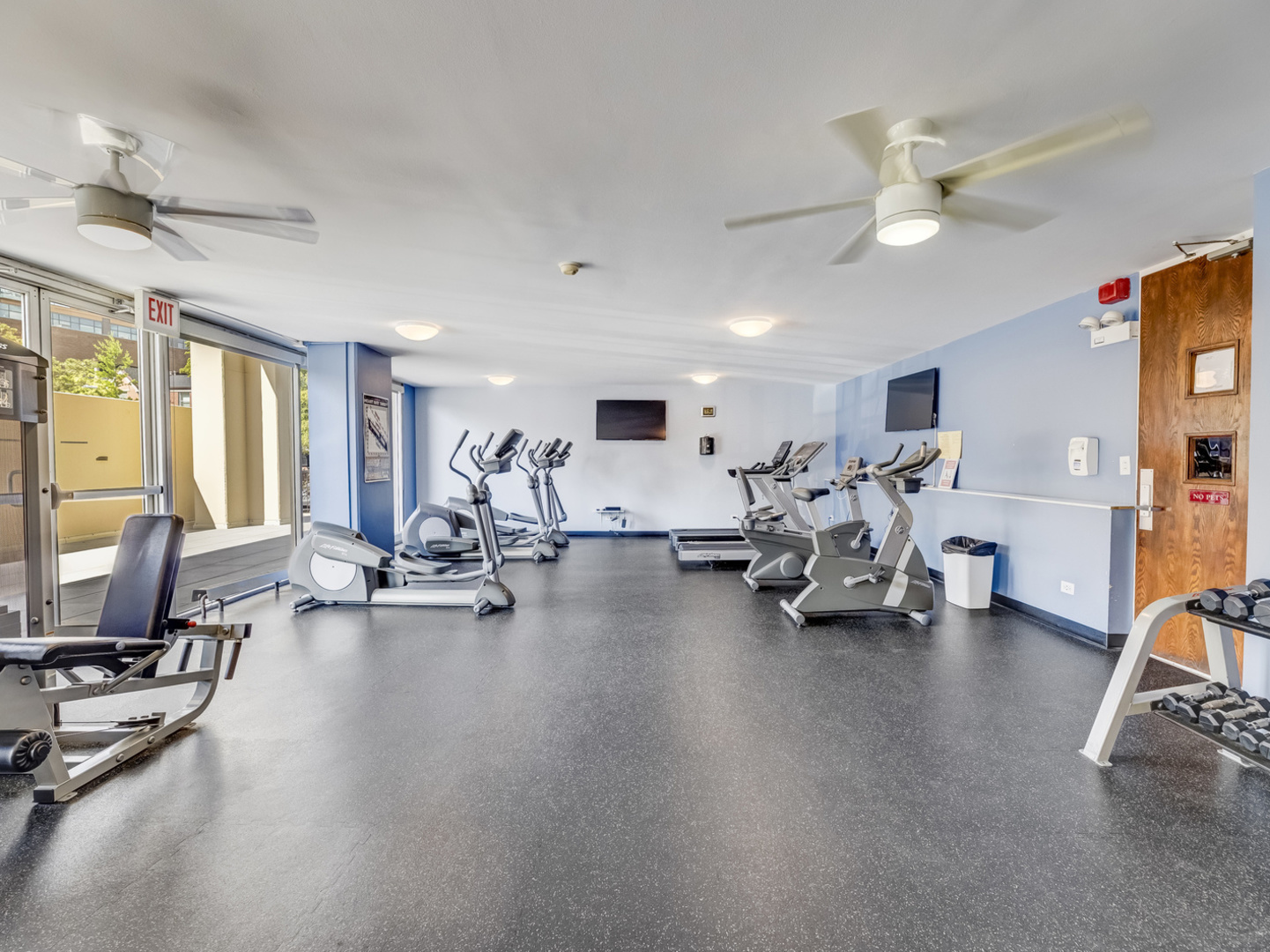 5201 South Cornell Avenue, Unit 27D Chicago, IL 60615 - Photo 15 of 35 a view of a room with gym equipment