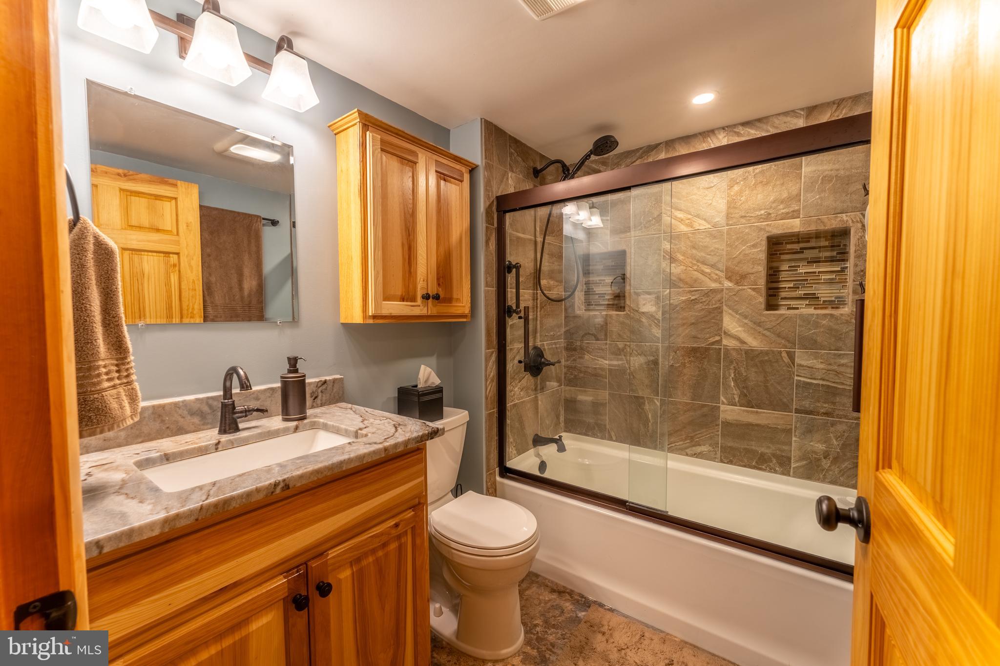 106 Oak Way Road Swanton, MD 21561 - Photo 18 of 47 Upper tub/shower bath, custom tile, new shower doo