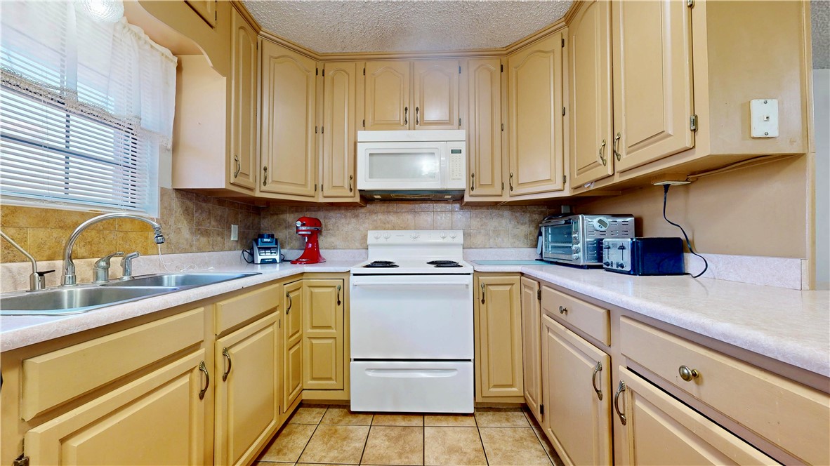 131 Fawn Lane Blackshear, GA 31516 - Photo 5 of 30