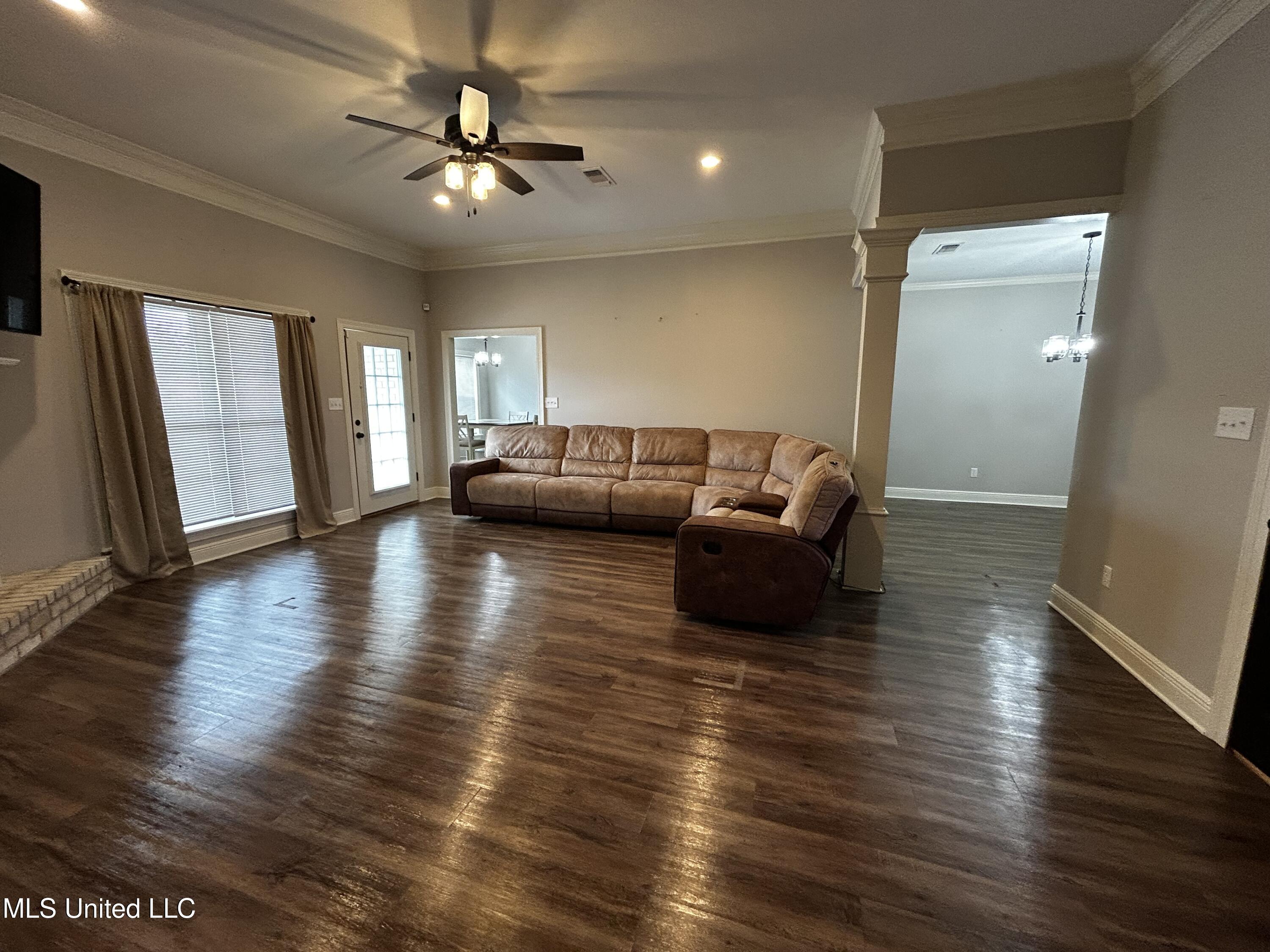 1035 Driftwood Road Summit, MS 39666 - Photo 5 of 22 1035 Driftwood Living room side view
