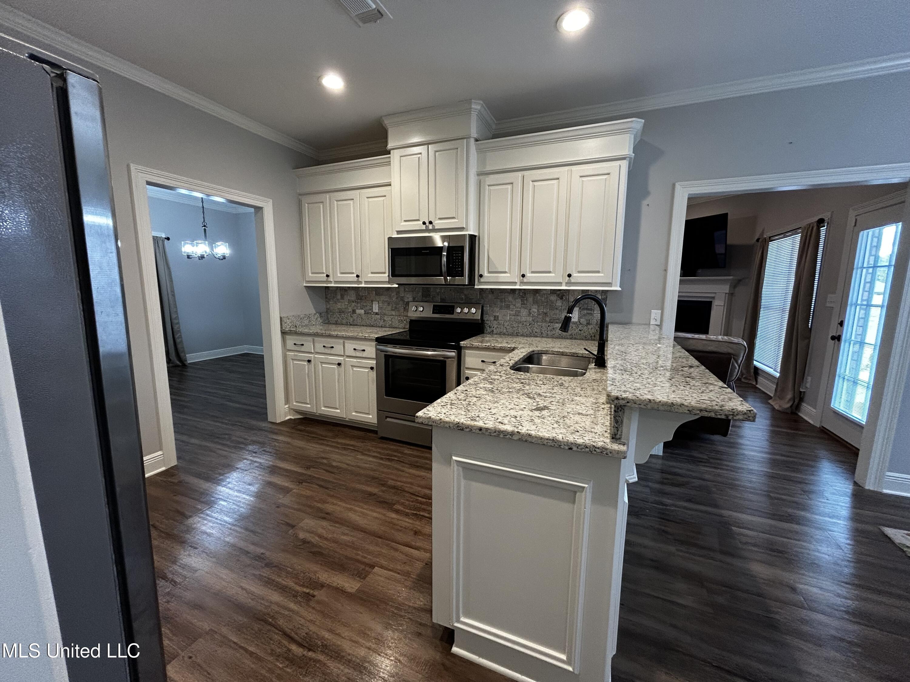 1035 Driftwood Road Summit, MS 39666 - Photo 7 of 22 1035 Driftwood Kitchen Countertops