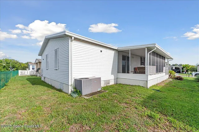 a view of a house with backyard