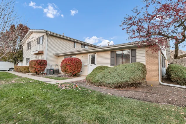 $2,100 | 1321 Yarmouth Court, Unit 1321, Schaumburg, IL 60193