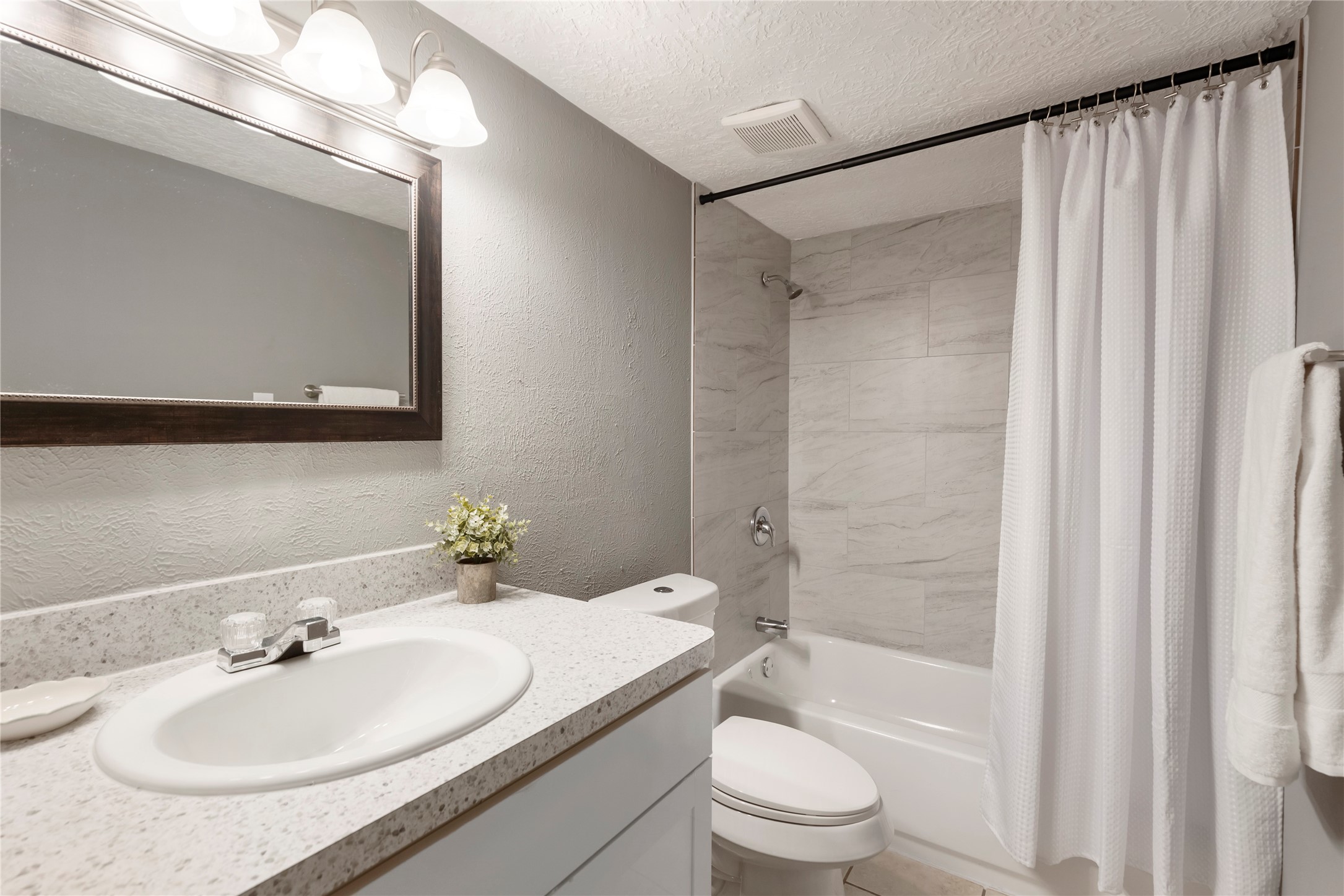 29107 Binefield Street Spring, TX 77386 - Photo 23 of 33 Guest bath (also has linen closet for storage)