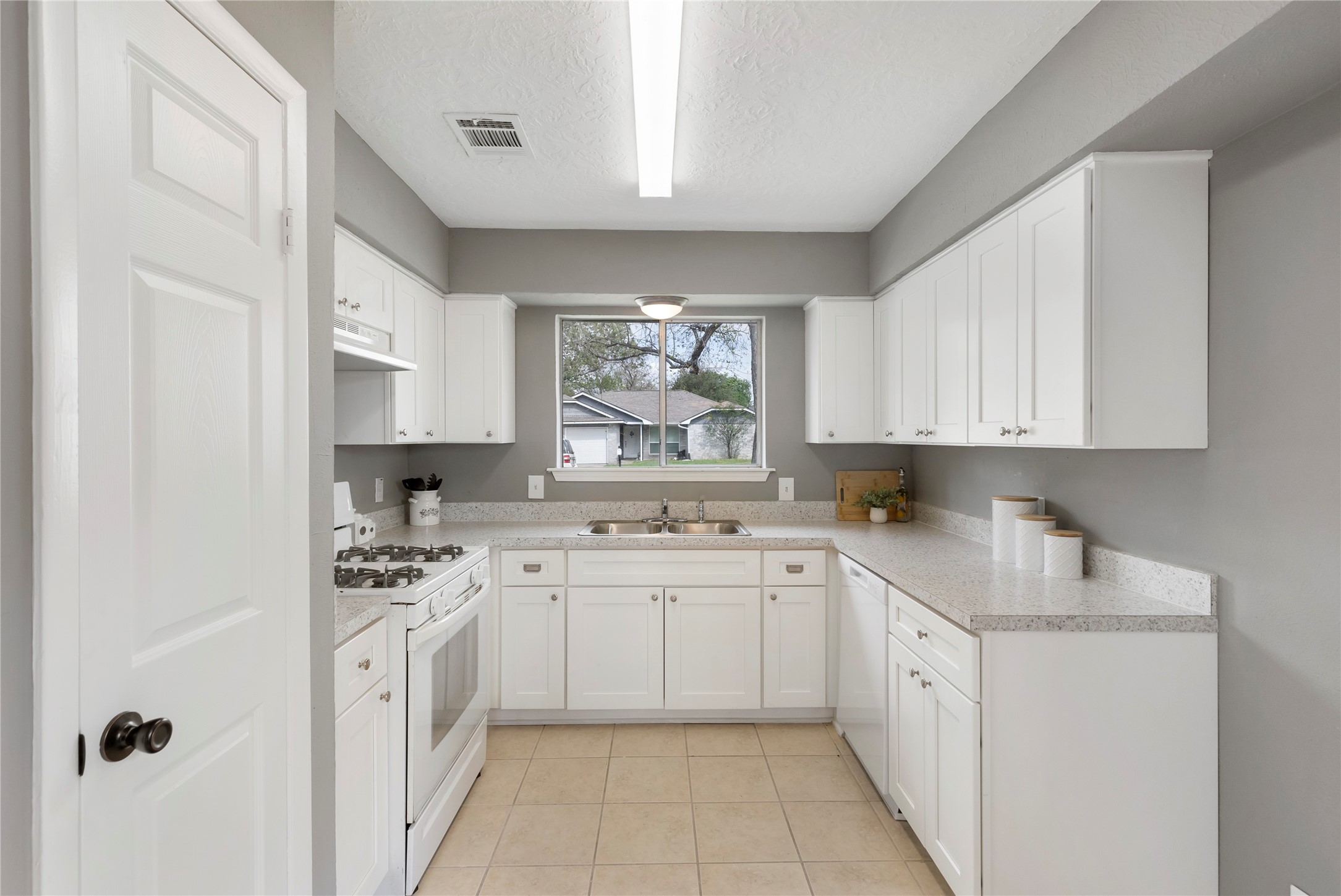 29107 Binefield Street Spring, TX 77386 - Photo 8 of 33 Kitchen features soft close drawers and cabinets!