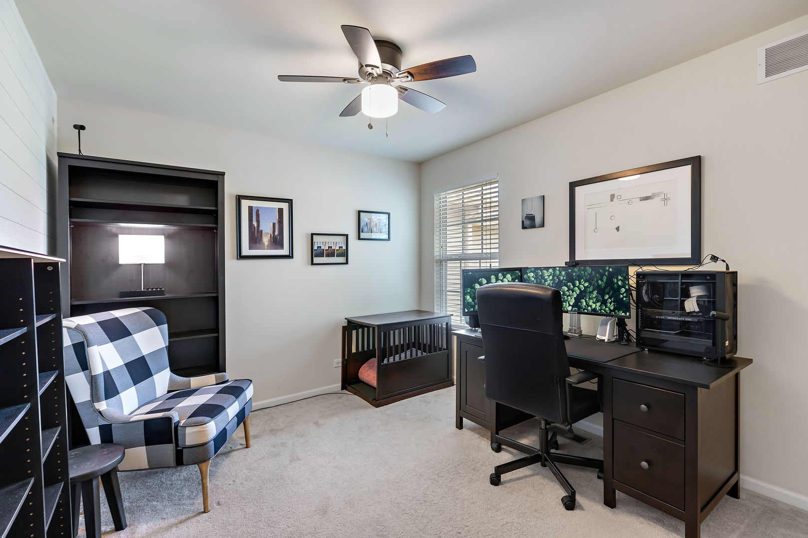 954 Oak Ridge Boulevard Elgin, IL 60120 - Photo 14 of 17 a workspace with furniture
