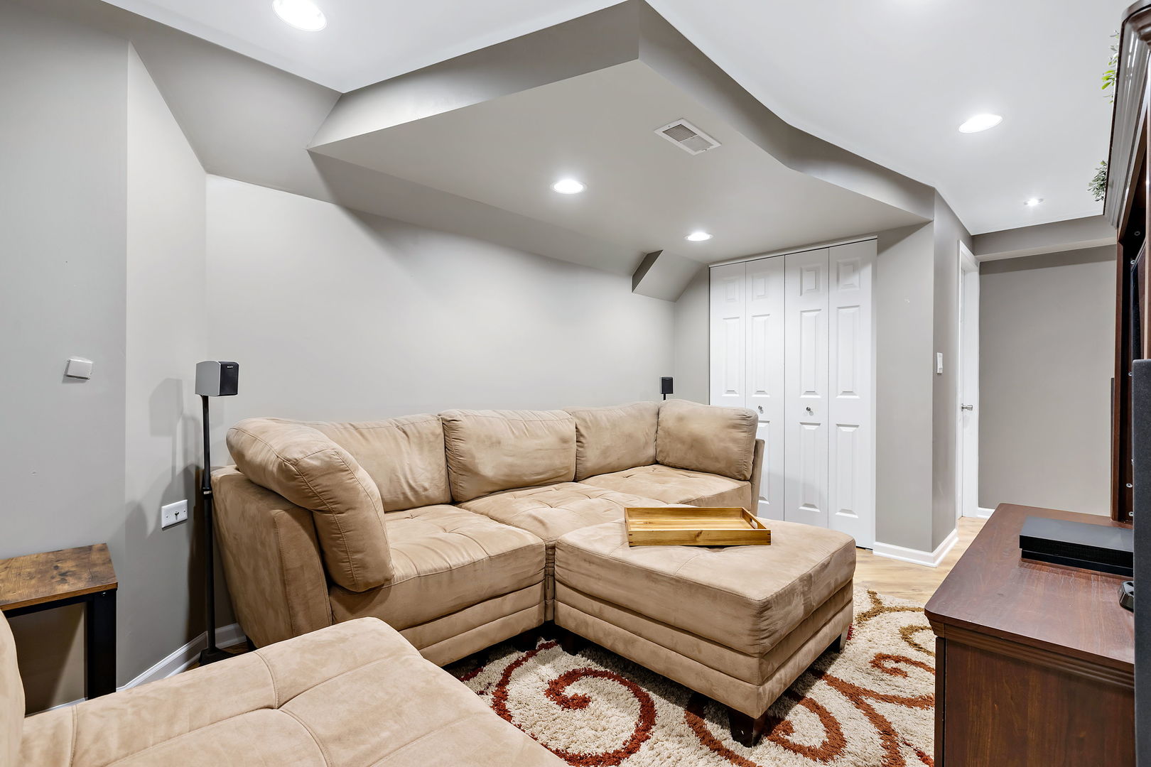954 Oak Ridge Boulevard Elgin, IL 60120 - Photo 16 of 17 a living room with furniture