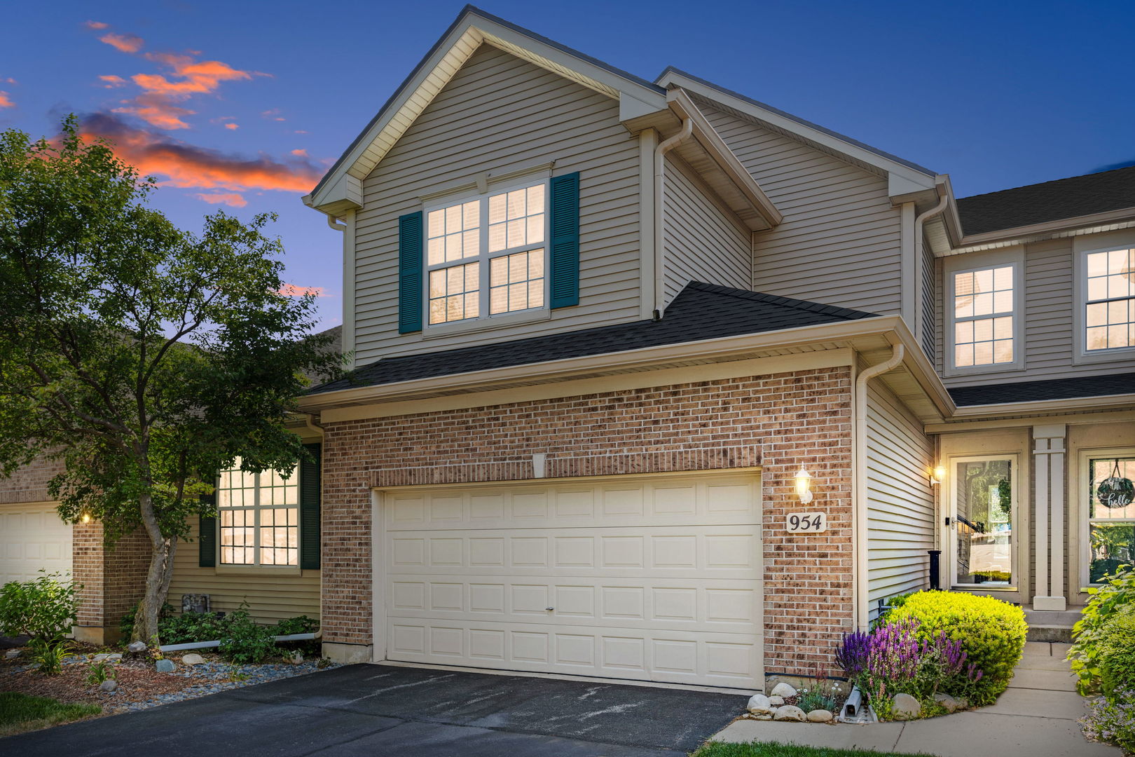 954 Oak Ridge Boulevard Elgin, IL 60120 - Photo 2 of 17 a front view of a house