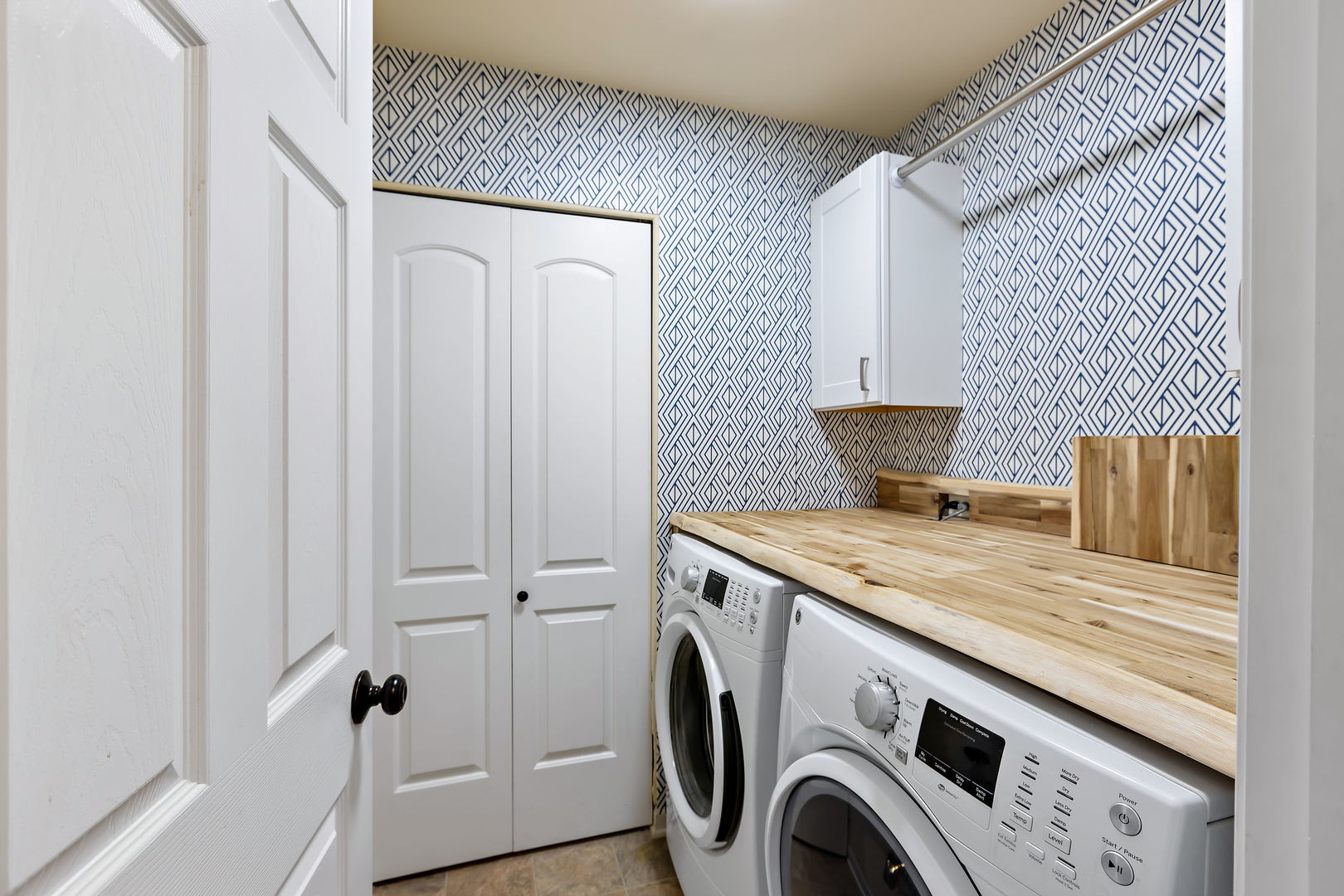 954 Oak Ridge Boulevard Elgin, IL 60120 - Photo 10 of 17 a utility room with dryer and washer