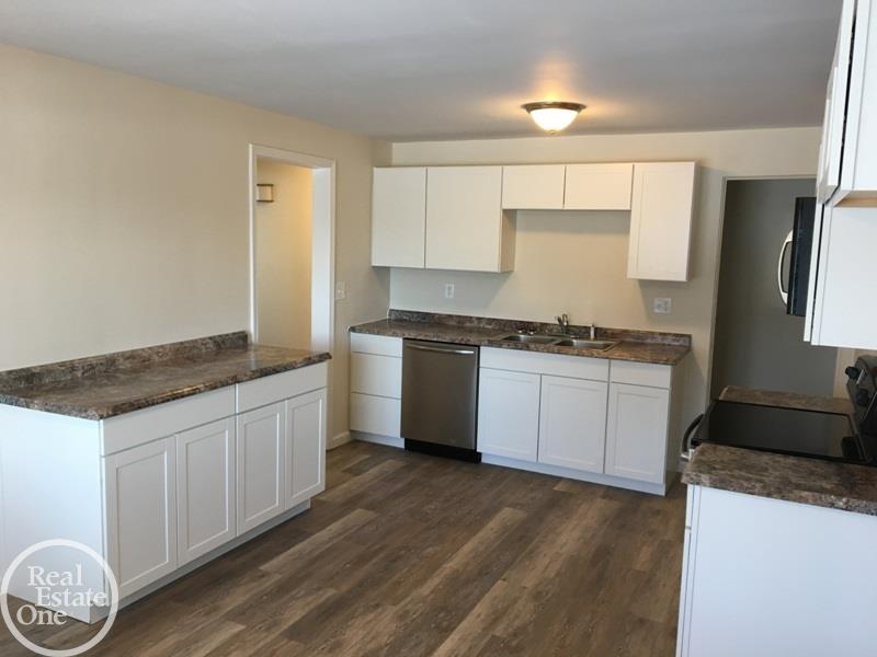 3208 Riverside Drive Port Huron, MI 48060 - Photo 14 of 36 31338210-13.JPG