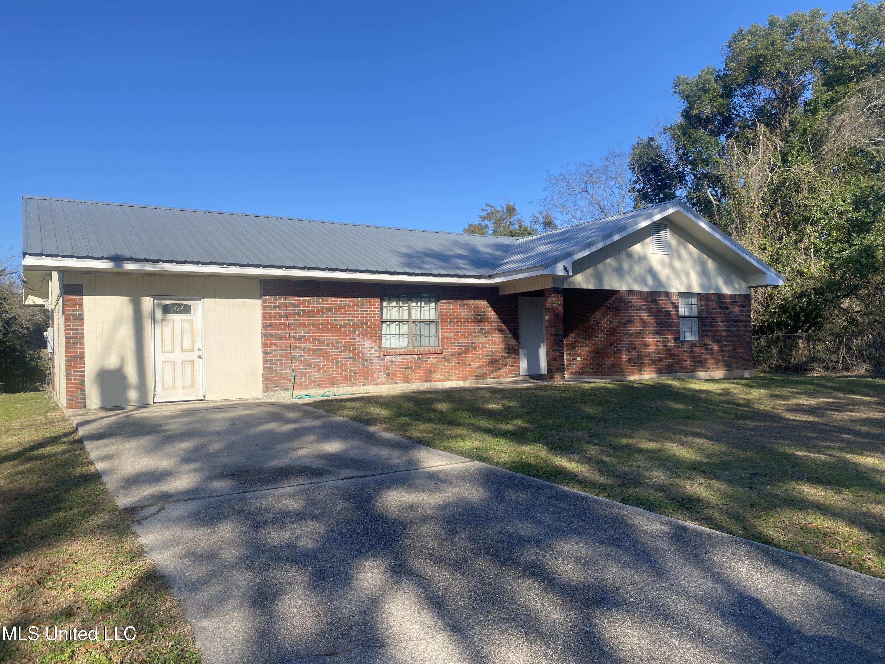 337 St George Street Bay St. Louis, MS 39520 - Photo 1 of 8 IMG_6469