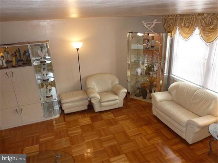 1024 Flanders Road Philadelphia, PA 19151 - Photo 3 of 18 Living Room