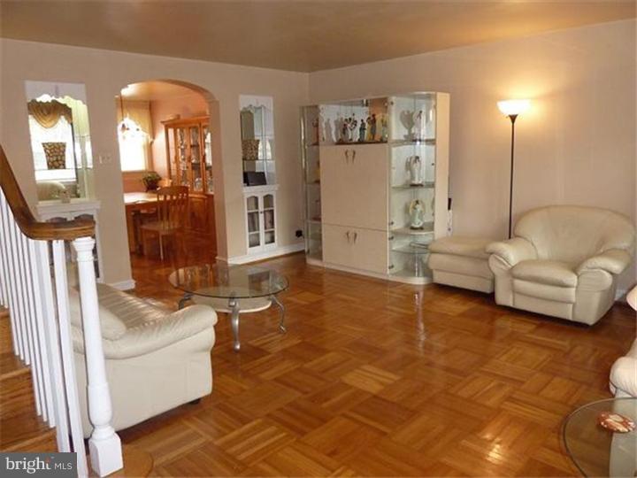 1024 Flanders Road Philadelphia, PA 19151 - Photo 4 of 18 Living Room
