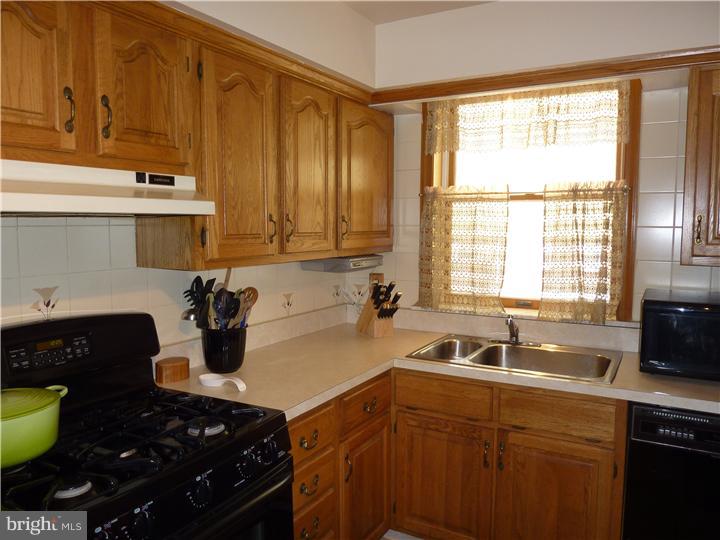 1024 Flanders Road Philadelphia, PA 19151 - Photo 7 of 18 Kitchen