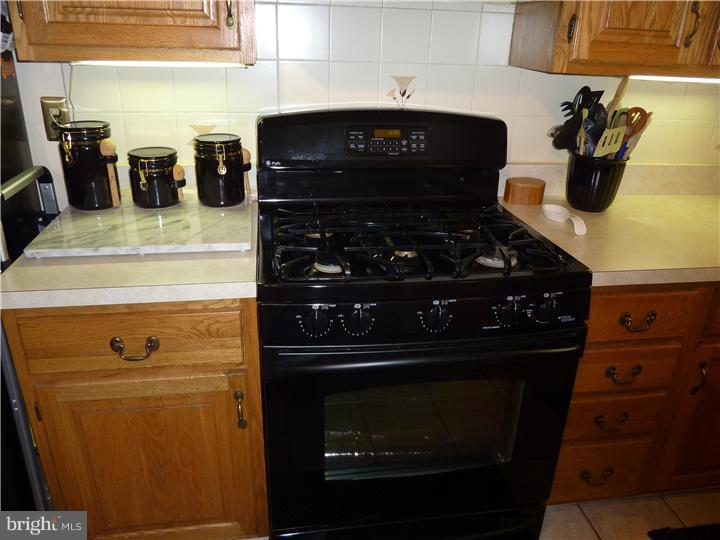 1024 Flanders Road Philadelphia, PA 19151 - Photo 8 of 18 Kitchen