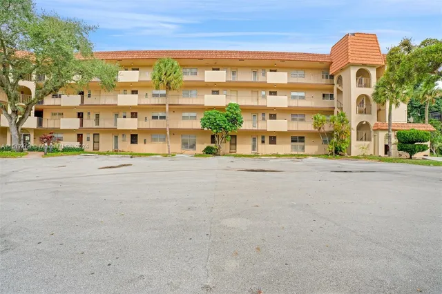 $159,900 | 6200 South Falls Cir Drive, Unit 310, Lauderhill, FL 33319