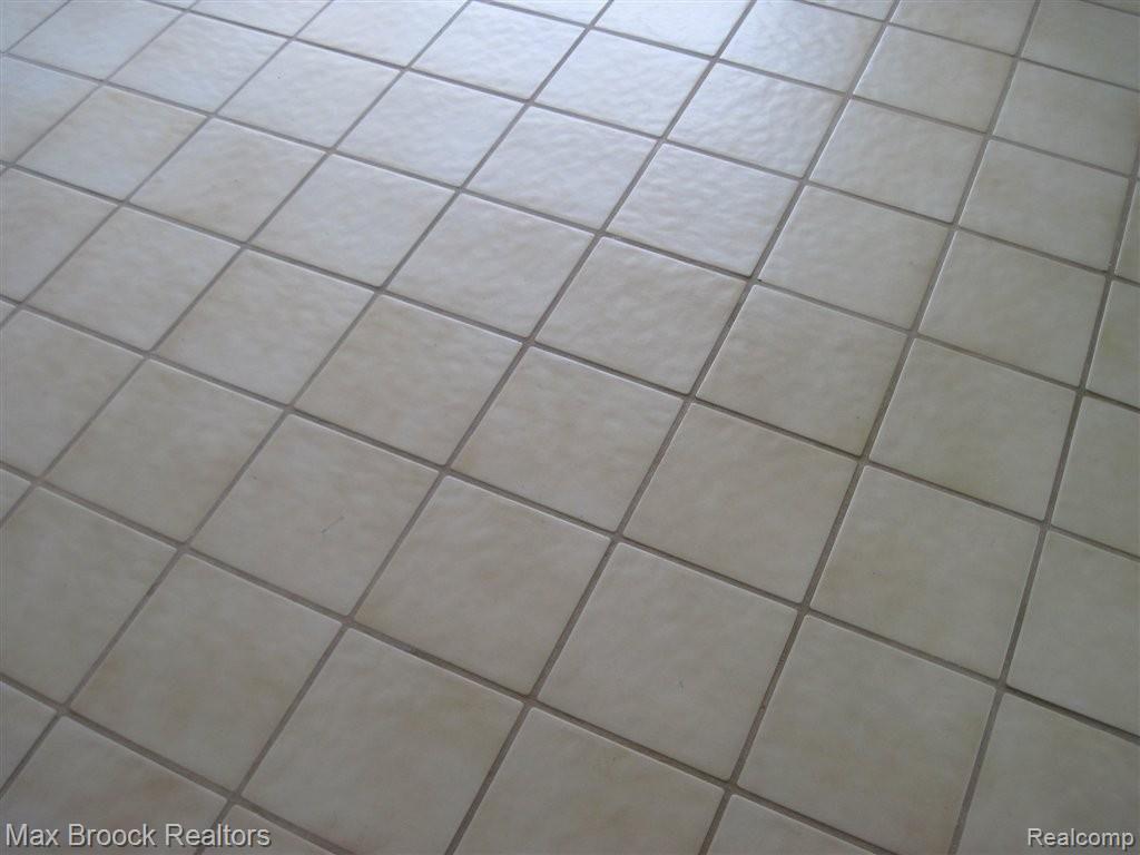 4041 West Maple Road, Unit 104 Bloomfield Hills, MI 48301 - Photo 12 of 18 Second BR floor