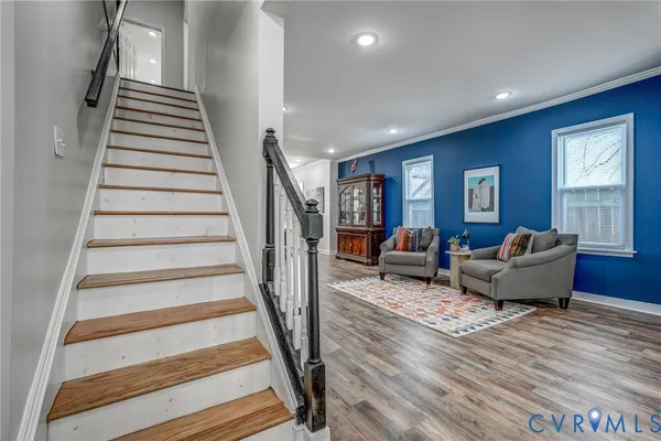 a view of a house with backyard