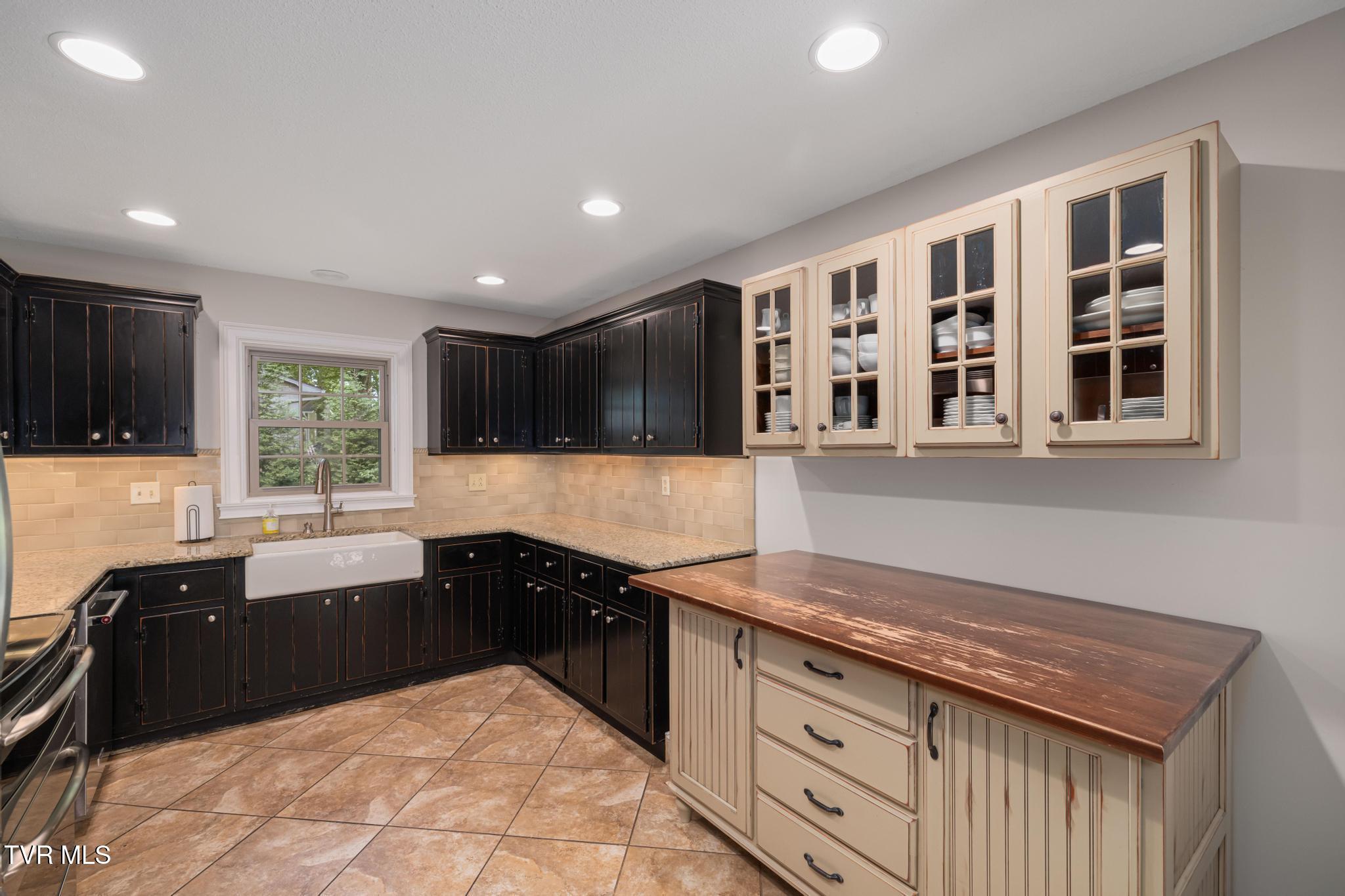 1006 Friar Tuck Road Johnson City, TN 37604 - Photo 35 of 57 Kitchen