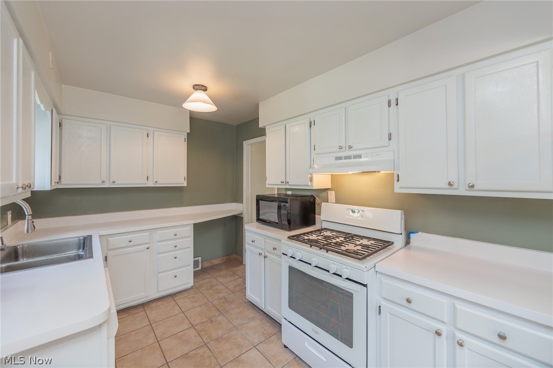 1284 Argonne Road Cleveland, OH 44121 - Photo 13 of 36
