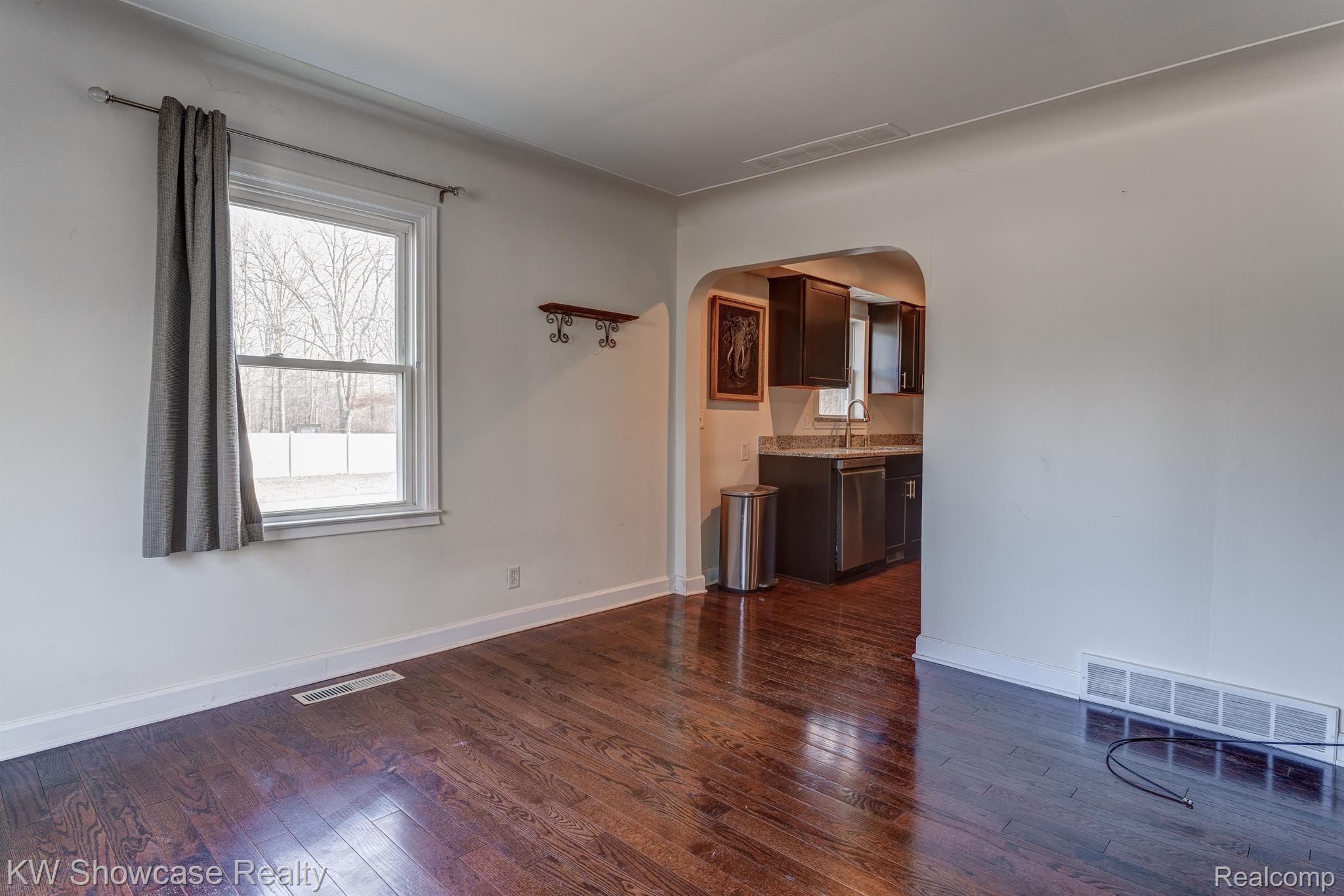 5693 Crescent Road Waterford, MI 48327 - Photo 8 of 56 Gallery Image 8