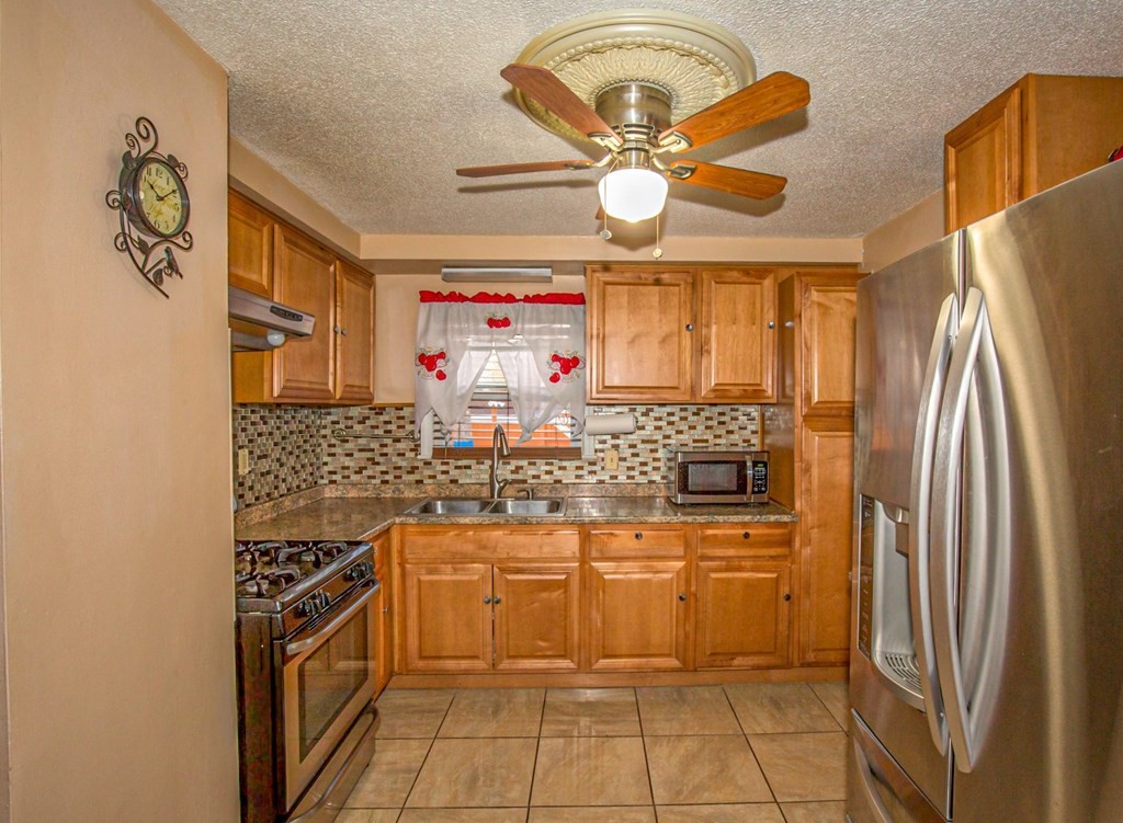 253 Pheland Street Springfield, MA 01109 - Photo 3 of 39 Gallery Image 3