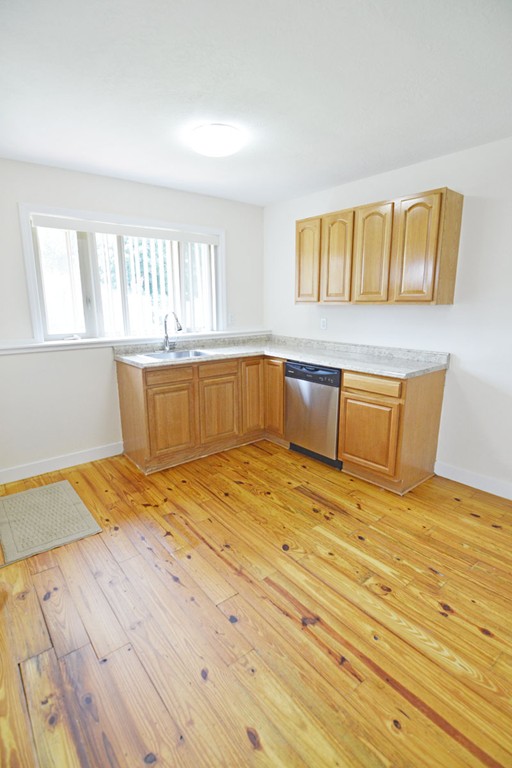 37 Kingsley Street Springfield, MA 01104 - Photo 8 of 30
