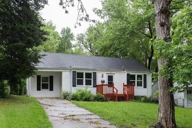 $214,950 | 10 East Pocahontas Lane, Kansas City, MO 64114