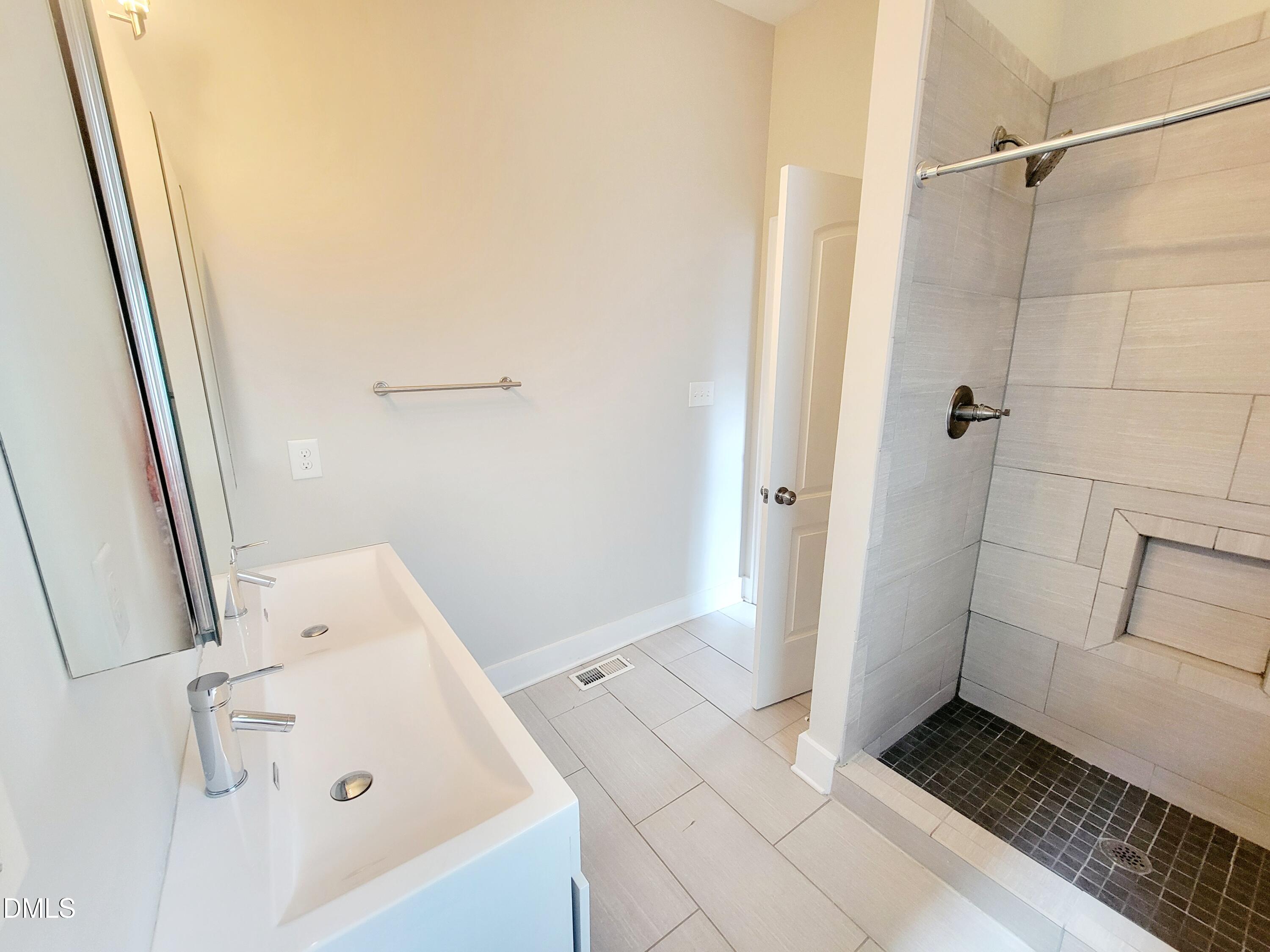 707 South East Street Raleigh, NC 27601 - Photo 21 of 46 a bathroom with a bathtub