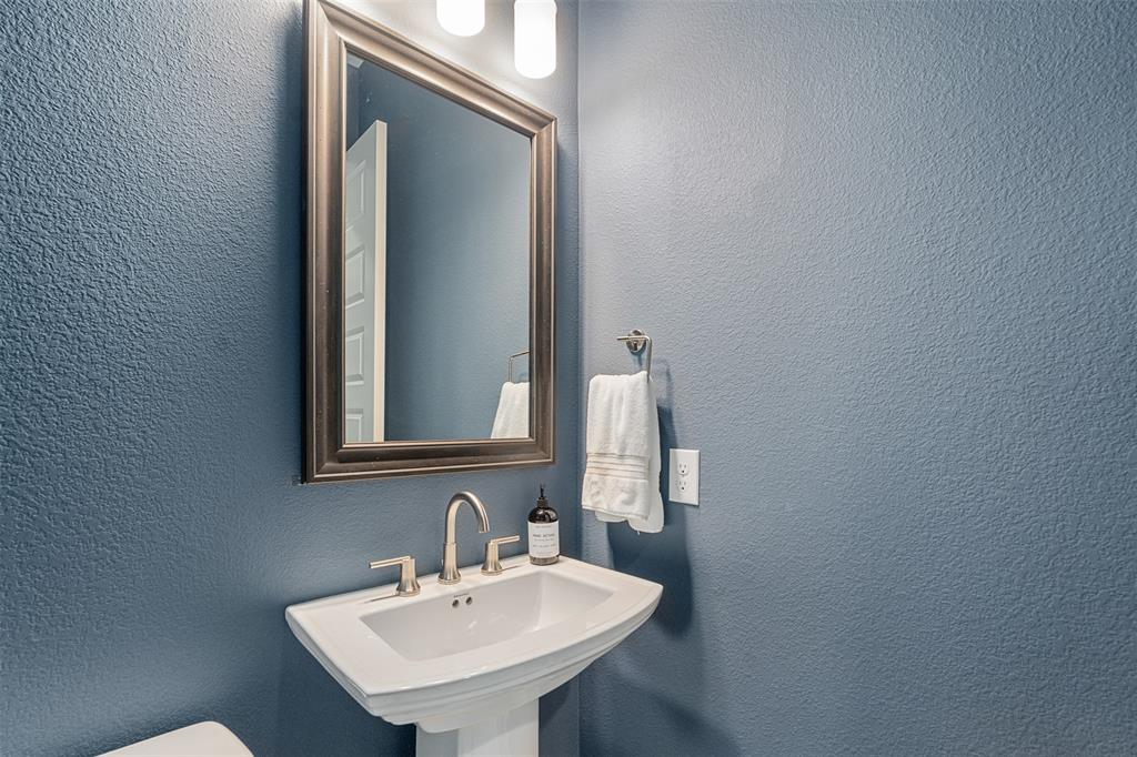 15308 Sassafras Road Frisco, TX 75035 - Photo 24 of 32 Powder Room