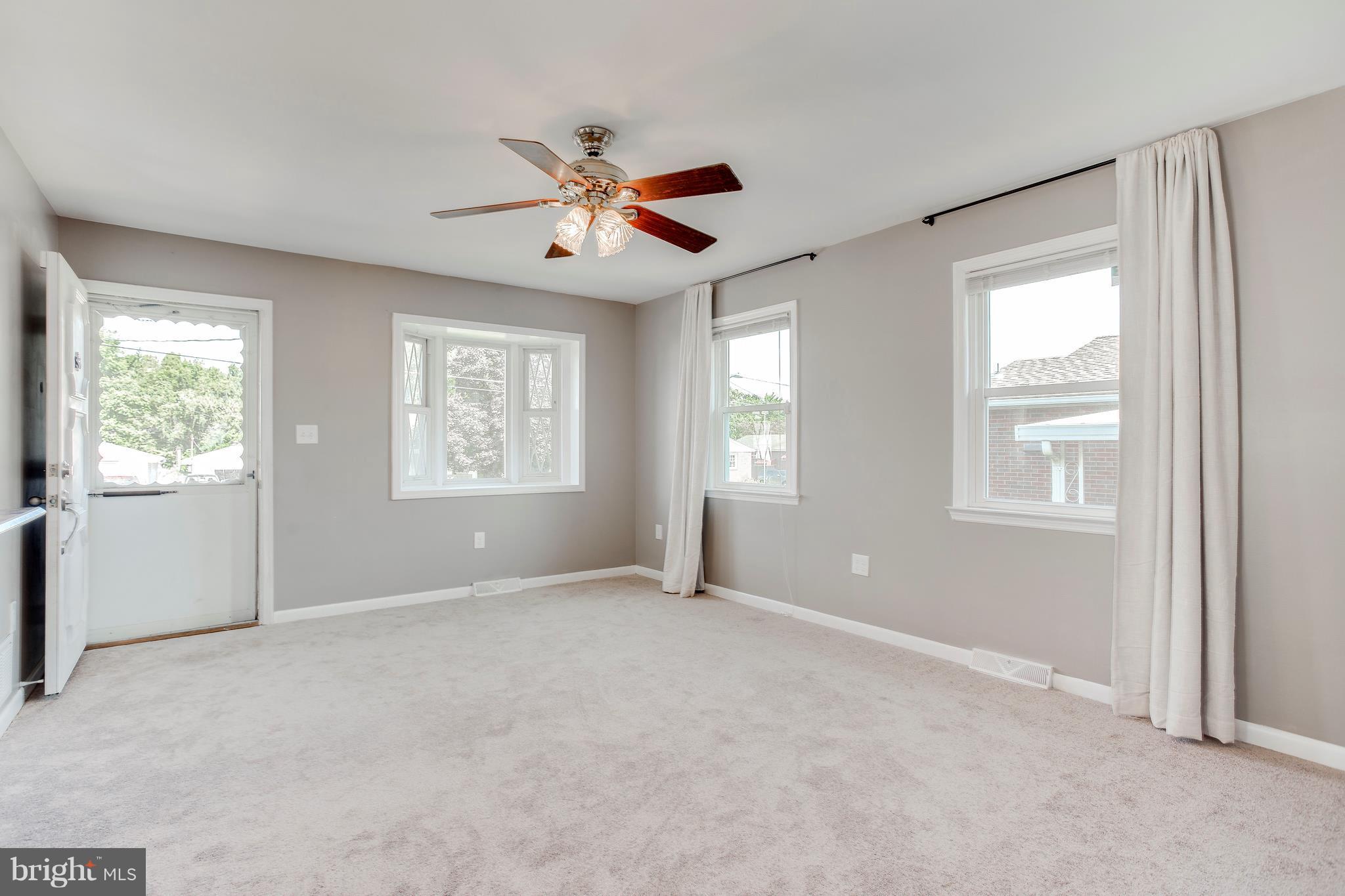 937 Oakleigh Beach Road Baltimore, MD 21222 - Photo 18 of 30 Living Room