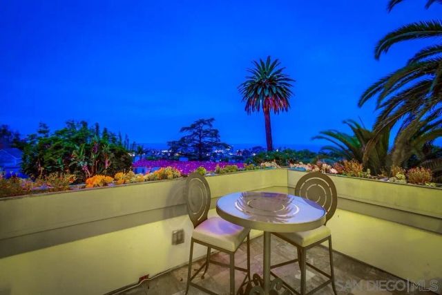 a view of a flower in a lot of a building