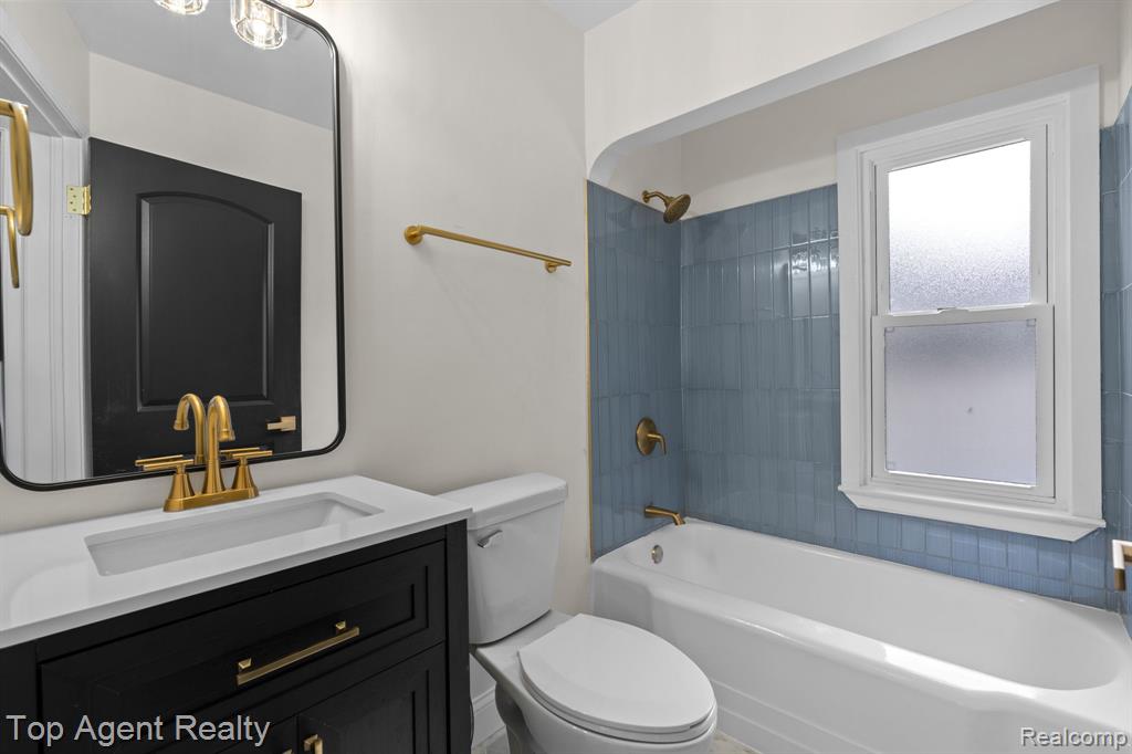 2169 Roslyn Road Grosse Pointe Woods, MI 48236 - Photo 21 of 43