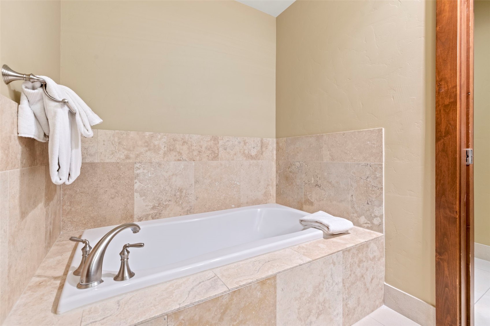 1521 Ski Hill Road, Unit 8313 Breckenridge, CO 80424 - Photo 28 of 45 a bathroom with a bathtub