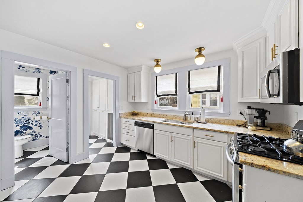36 Virginia Road Quincy, MA 02169 - Photo 6 of 39 Gallery Image 6