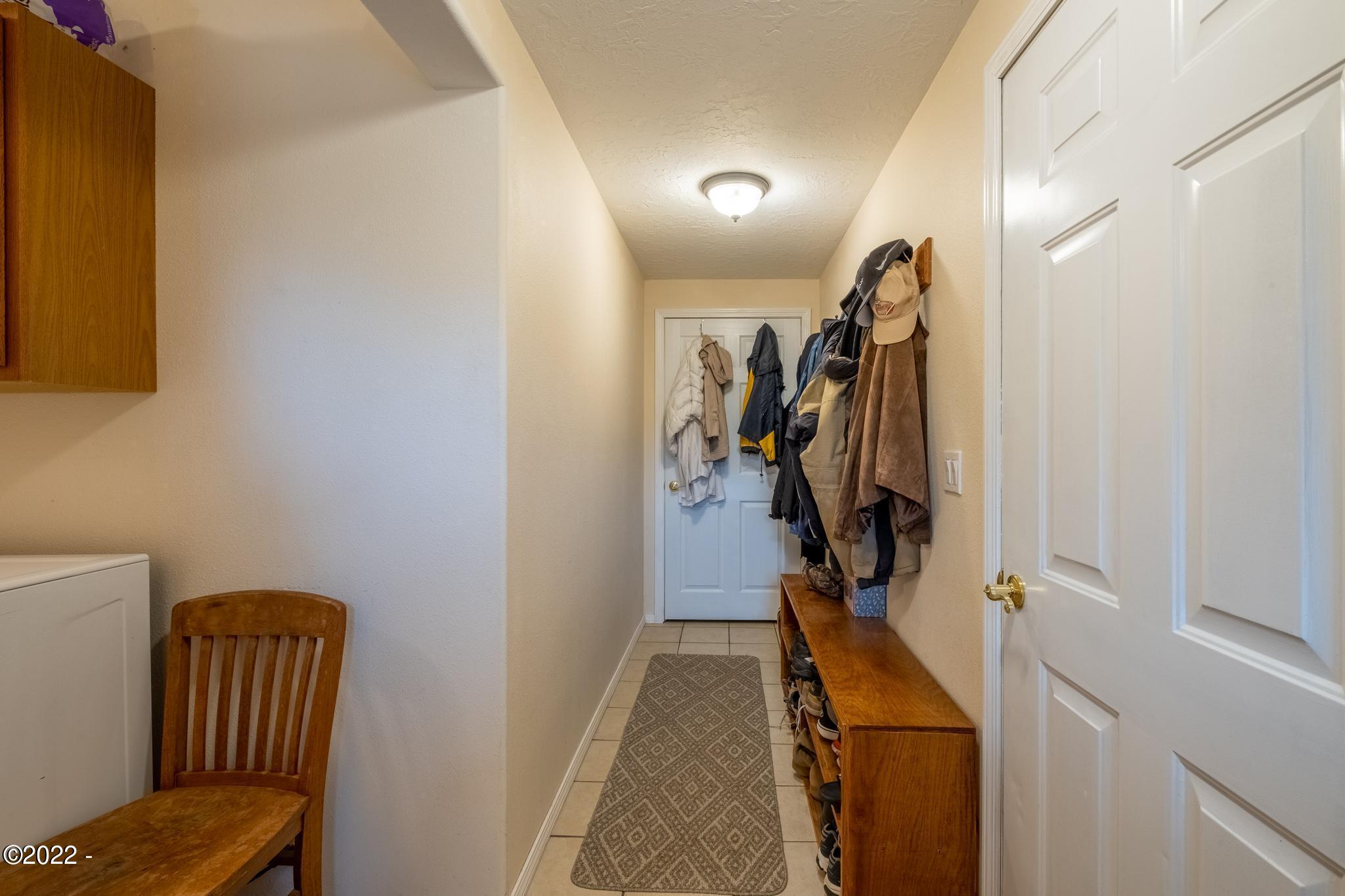 1134 Southeast River Road Toledo, OR 97391 - Photo 28 of 87 Mud room