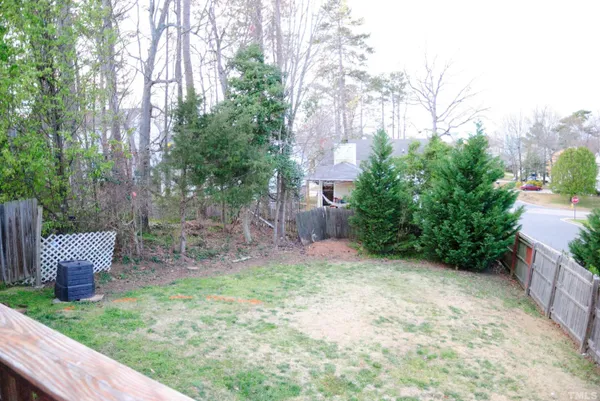 a view of a back yard