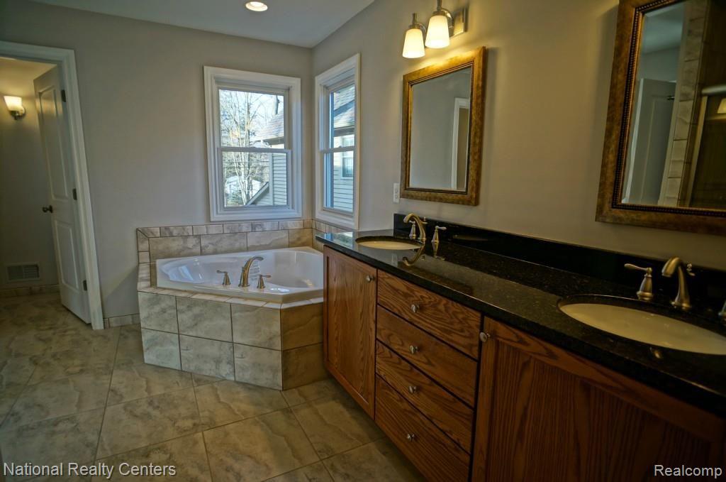 305 South Castell Avenue Rochester, MI 48307 - Photo 17 of 19 MasterBath2.jpg