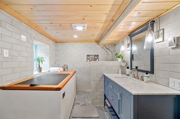 $1,000,000 | 125 Bridge Street, Waitsfield, VT 05673