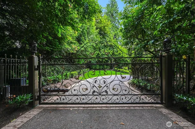 a sign that is sitting on the side of a road