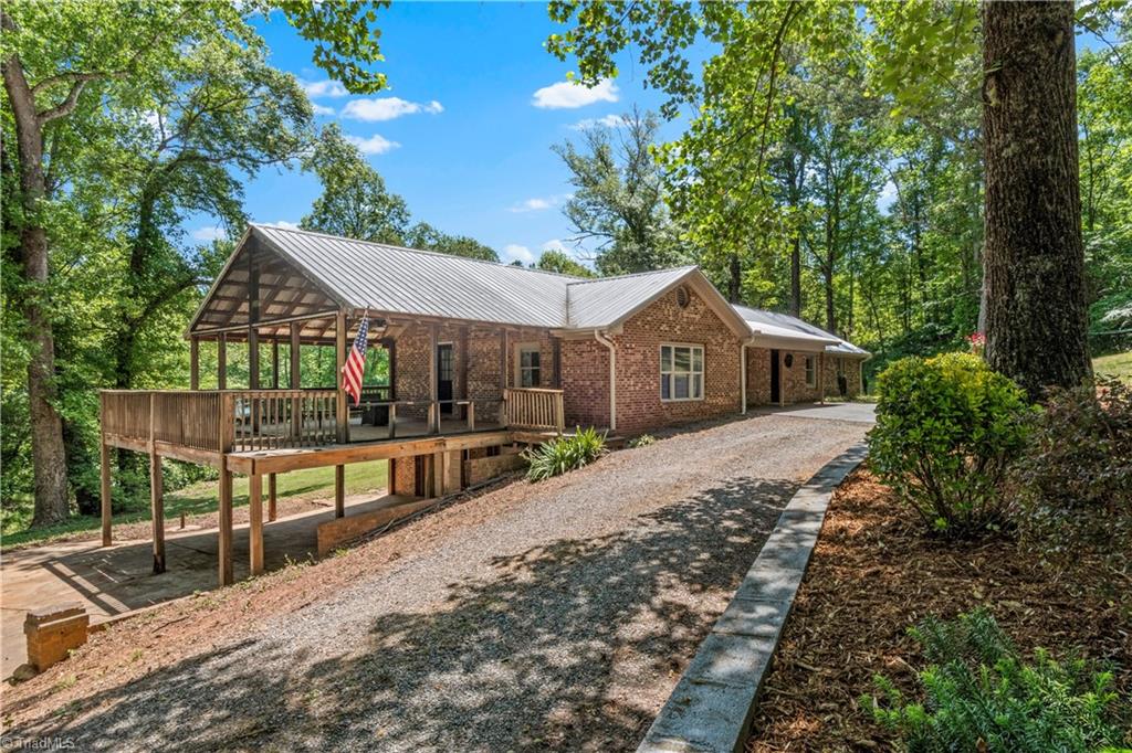 142 Pioneer Road Harmony, NC 28634 - Photo 4 of 49 Gallery Image 4