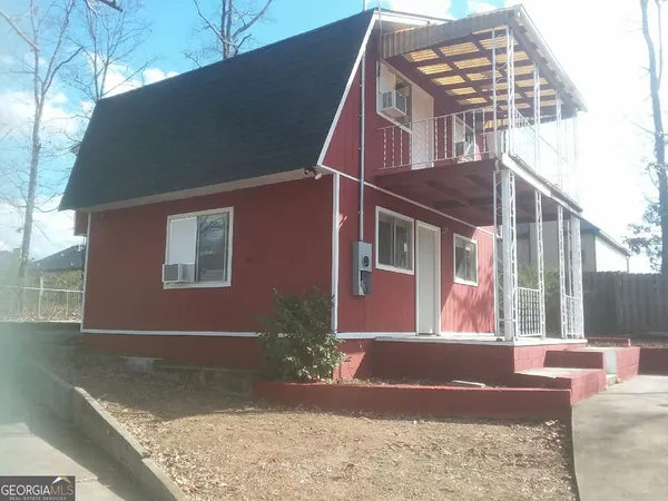 a view of a house with a backyard