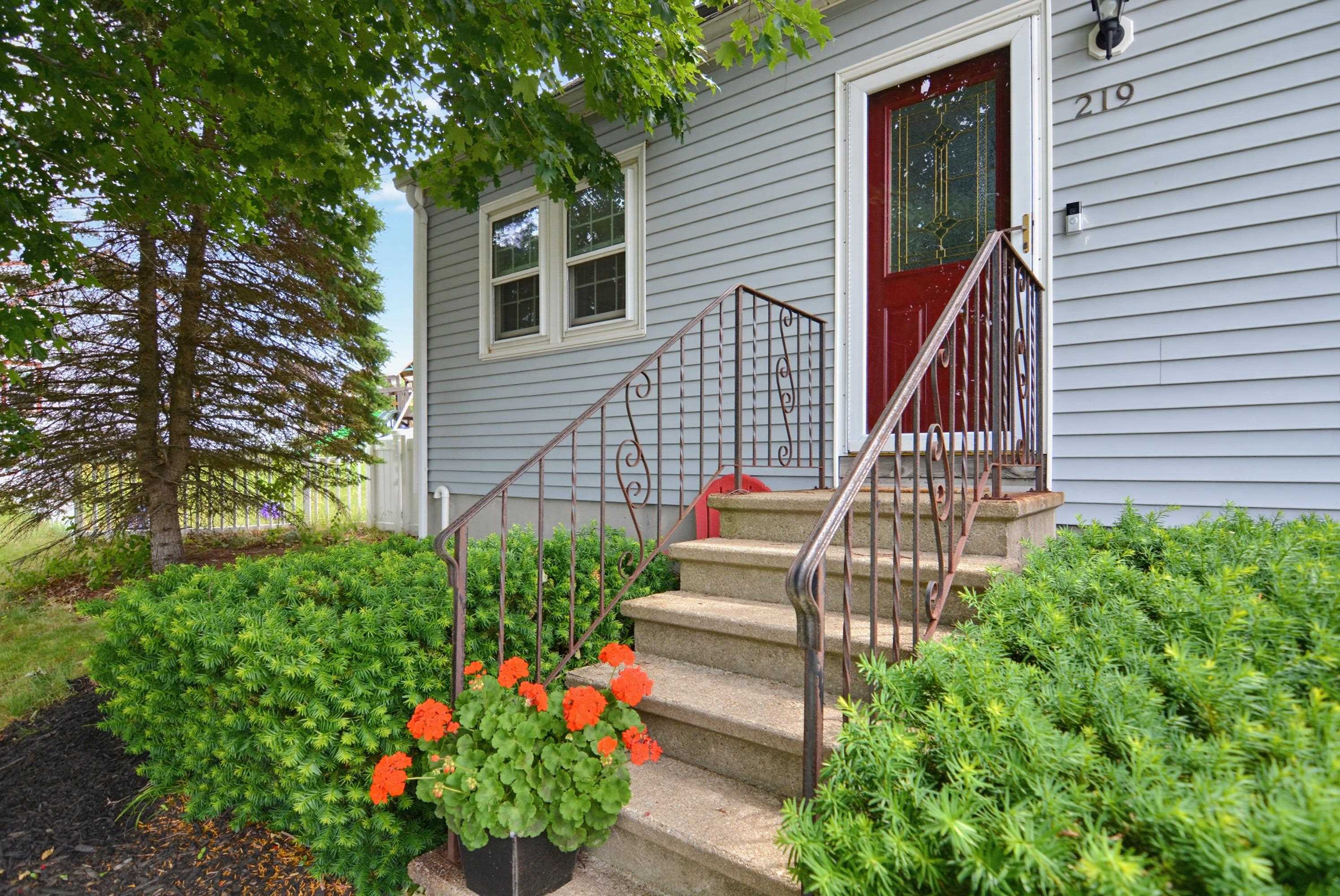 219 Rhode Island Avenue Manchester, NH 03104 - Photo 2 of 37