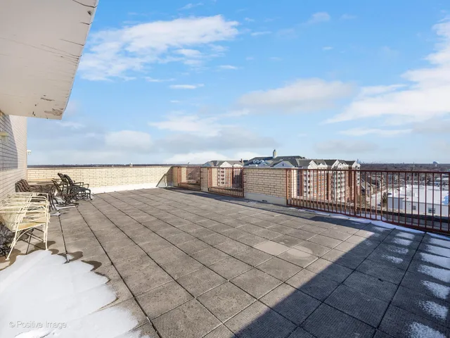 $237,000 | 141 North La Grange Road, Unit 1006, La Grange, IL 60525