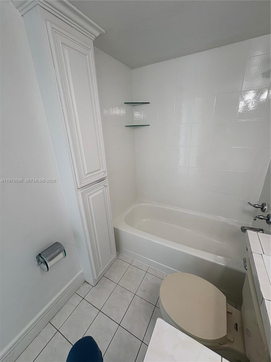 11800 Southwest 18th Street, Unit 5174 Miami, FL 33175 - Photo 9 of 22 a bathroom with a toilet and a bath tub